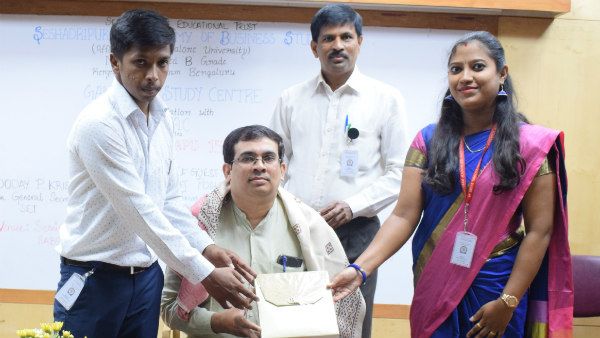 ಗಾಂಧಿಯನ್ನು ನೆನಪಿಸಿಕೊಳ್ಳುವ ಅನಿವಾರ್ಯತೆ ಹೆಚ್ಚಿದೆ