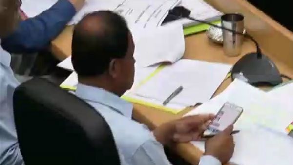 ರಾಮನಗರ; ಅತ್ತ ಡಿಸಿಎಂ ಸಭೆ, ಇತ್ತ ಅಧಿಕಾರಿಗಳ ಮೊಬೈಲ್ ಆಟ