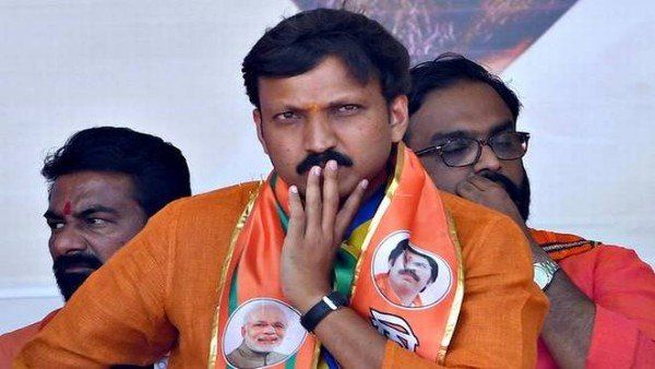 ಚುನಾವಣೆ ಪ್ರಚಾರ ವೇಳೆ ಶಿವಸೇನಾ ಸಂಸದಗೆ ಅಪರಿಚಿತನಿಂದ ಚಾಕು ಇರಿತ