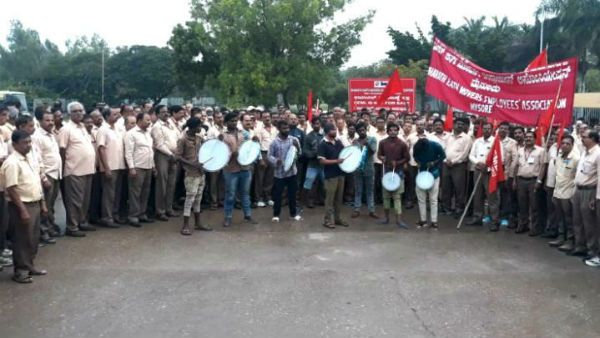 ಖಾಸಗೀಕರಣ ವಿರೋಧಿಸಿ ಮೈಸೂರಿನಲ್ಲಿ ಬಿಇಎಂಎಲ್ ಕಾರ್ಮಿಕರ ತಮಟೆ ಚಳವಳಿ