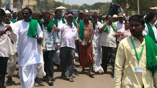 ಬೆಂಗಳೂರಲ್ಲಿ ಮಹಾದಾಯಿ ಕಿಚ್ಚು: ರೈಲ್ವೆ ನಿಲ್ದಾಣದಲ್ಲೇ ರೈತರ ಹೋರಾಟ