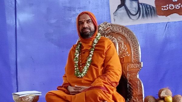 ರಾಮಚಂದ್ರಾಪುರ ಮಠಕ್ಕೆ ಬ್ಲ್ಯಾಕ್‍ಮೇಲ್ ಪ್ರಕರಣ: ಮೂವರಿಗೆ ಸುಪ್ರೀಂ ನೋಟಿಸ್