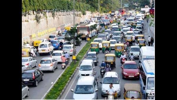 ಟ್ರಾಫಿಕ್ ಜಾಮ್: ಏರ್‌ಪೋರ್ಟ್, ಟೌನ್‌ಹಾಲ್ ರಸ್ತೆ ಬಳಸದಿದ್ದರೆ ಒಳಿತು