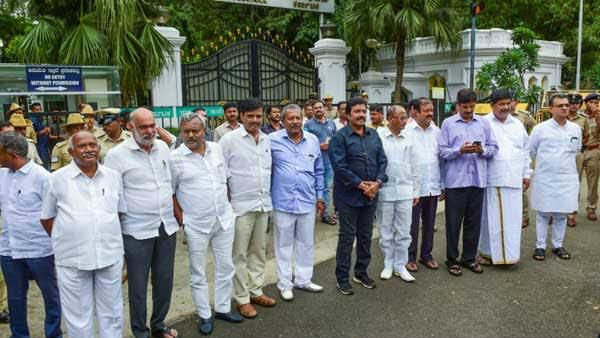 ಅಧಿಕಾರಕ್ಕೆ ಅತೃಪ್ತರ ಚೆಲ್ಲಾಟ, ಮತ ಹಾಕಿದ 'ಉತ್ತರದ ಮಂದಿ'ಗೆ ಪ್ರಾಣ ಸಂಕಟ!