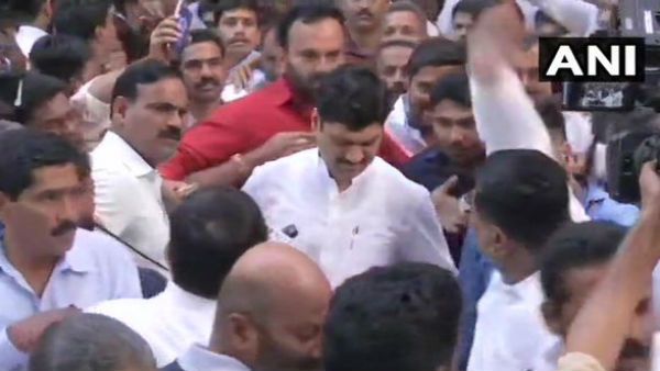 ಬಿಜೆಪಿ ಪರ ನಿಂತಿದ್ದ ಧನಂಜಯ್ ಮುಂಡೆ ಅಚ್ಚರಿಯ ನಡೆ, ವಾಪಸ್ NCP ಕಚೇರಿಗೆ