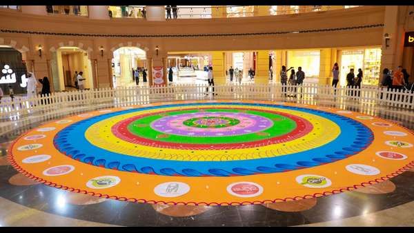 ಈ ಗಜಗಾತ್ರದ ರಂಗೋಲಿ ಬರೆಯಲು ಬೇಕಾಗಿದ್ದು 3 ದಿನ, 12 ಜನ!