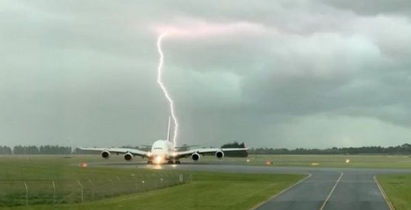 ರನ್‌ವೇನಲ್ಲಿದ್ದ ವಿಮಾನಕ್ಕೆ ಬಡಿಯಿತೇ ಸಿಡಿಲು?