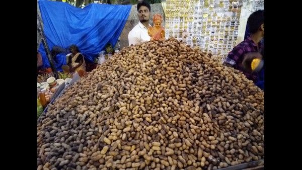 ಮೈಲಾರ ಜಾತ್ರೆ ನಾಚಿಸುವ ಕಡಲೆಕಾಯಿ ಪರಿಷೆ: ಈ ಬಾರಿ ಕಡಲೆ ಕಮ್ಮಿ, ಬರೀ ಜನ..ಜನ