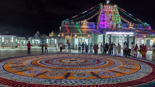 ಚಿತ್ರ; ಶೃಂಗೇರಿ ದೇಗುಲದಲ್ಲಿ ಚಿತ್ತ ಸೆಳೆಯುತ್ತಿದೆ ಈ ಬೃಹತ್ ರಂಗವಲ್ಲಿ...