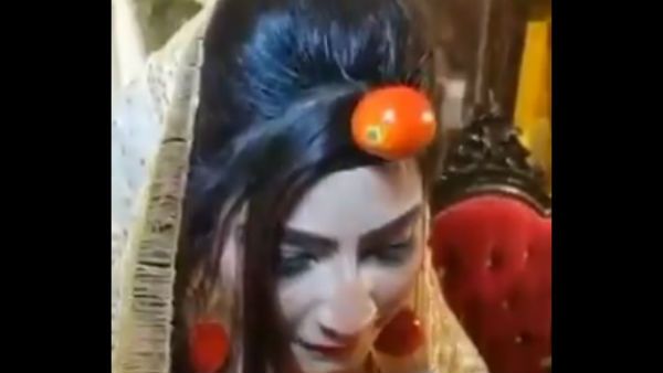 ಕೆಜಿಗೆ 300 ರೂ! ಟೊಮೆಟೋ ಆಭರಣ ಧರಿಸಿ ಮದುವೆಯಾದ ಮಹಿಳೆ!