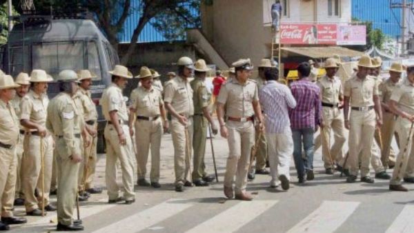 ಚೆಕ್‌ಪೋಸ್ಟ್‌ನಲ್ಲಿ ಗೃಹ ಸಚಿವರ ಕಾರು ತಪಾಸಣೆ ಮಾಡದ ಪೇದೆಗಳ ಅಮಾನತು