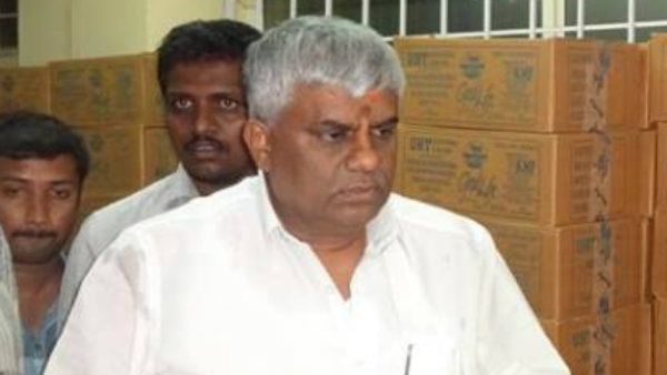 'ಬಲಗಾಲಿಟ್ಟು ಹೋಗಿ': ಒಳಹೋದವರನ್ನು ಹೊರಗೆ ಕರೆದ ರೇವಣ್ಣ