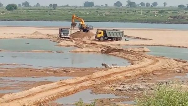 ರಾಯಚೂರು; ಅಕ್ರಮ ಮರಳು ದಂಧೆಗೆ ಬರಿದಾಗುತ್ತಿದೆ ಕೃಷ್ಣಾ ನದಿಯೊಡಲು, ಲೂಟಿಕೋರರಿಗೆ ಜನಪ್ರತಿನಿಧಿಗಳ ಸಾಥ್