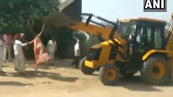 ಜೆಸಿಬಿ ಹಿಡಿದು ಮಹಿಳೆಯ ಜೋಕಾಲಿ: ಅಧಿಕಾರಿಗಳು ಫುಲ್ ಗಲಿಬಿಲಿ!