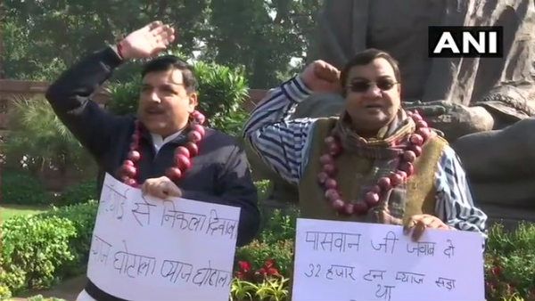 ಇವರೇನೂ ಶ್ರೀಮಂತರಲ್ಲ, ಆದರೂ ಕೊರಳಿಗೆ ಈರುಳ್ಳಿ ಮಾಲೆ!