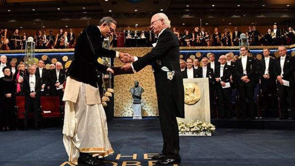 ಭಾರತೀಯ ಉಡುಗೆಯಲ್ಲಿ ನೊಬೆಲ್ ಪ್ರಶಸ್ತಿ ಸ್ವೀಕರಿಸಿದ ಬ್ಯಾನರ್ಜಿ!