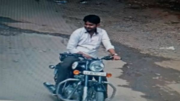 ಸಂಚಾರಿ ನಿಯಮ ಉಲ್ಲಂಘನೆ ದಂಡ ತಪ್ಪಿಸಲು ಮಾಡಬಾರದ್ದನ್ನು ಮಾಡಿ ಸಿಕ್ಕಿಬಿದ್ದ ಬುಲೆಟ್‌ ಸವಾರ