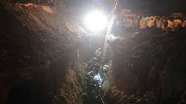 ಡ್ರೈನೇಜ್ ಗೆ ಬಿದ್ದ ಒಬ್ಬನನ್ನು ಕಾಪಾಡಲು ಹೋಗಿ ಐವರು ಬಿದ್ದರು!