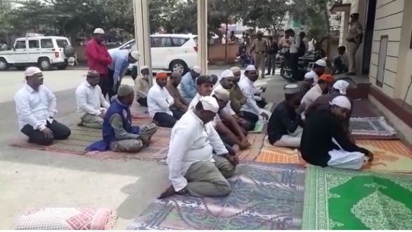 ಪೊಲೀಸ್ ಸ್ಟೇಷನ್ ಮುಂದೆಯೇ ನಮಾಜ್ ಮಾಡಿದ ಮುಸ್ಲಿಮರು