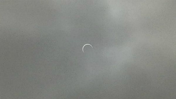 ಹಾಸನ : ಗ್ರಹಣ ನೋಡುತ್ತಾ ಉಪ್ಪಿಟ್ಟು, ಪುರಿ ಸವಿದ ಜನರು