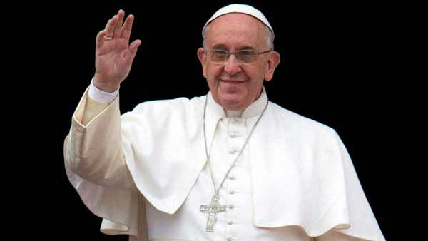 ಕ್ರೈಸ್ತರ ಪರಮೋಚ್ಚ ಧರ್ಮಗುರು ಪೋಪ್ ಫ್ರಾನ್ಸಿಸ್ ಕೈ ಹಿಡಿದು ಎಳೆದ ಯುವತಿ!