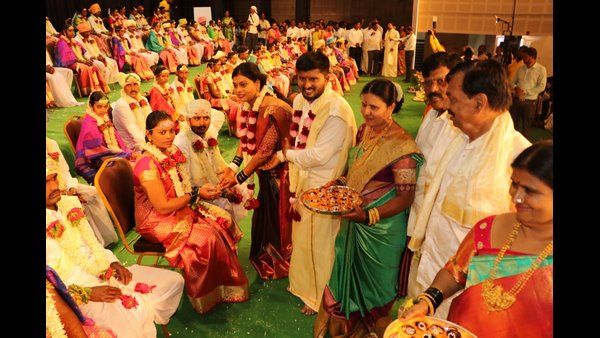 ಶಿವಮೊಗ್ಗ; ಸಾಮೂಹಿಕ ವಿವಾಹದಲ್ಲಿ ನಡೆದ ಆಯನೂರು ಮಂಜುನಾಥ ಪುತ್ರಿ ಮದುವೆ