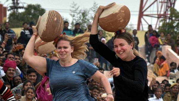 ತಲೆ ಮೇಲೆ ಮಡಿಕೆ ಹೊತ್ತು ಓಡಿದ ವಿದೇಶಿಗರು, ಯಾಕೆ ಗೊತ್ತಾ?