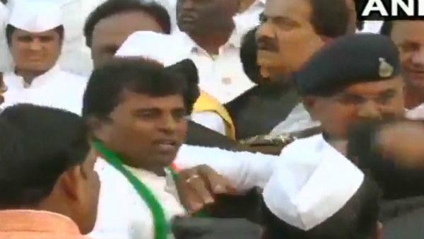 ವಿಡಿಯೋ: ಕಾಂಗ್ರೆಸ್ ಕಚೇರಿ ಎದುರೇ ಕೈ ನಾಯಕರು ಹೀಗೆ ಹೊಡೆದಾಡುವುದೇ?