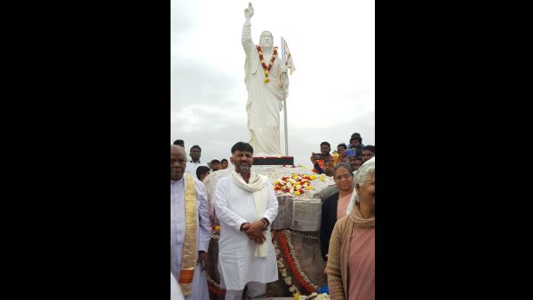 ಏಸುಗೆ ಡಿಕೆಶಿ ಫೋಟೊ; ಸಾಮಾಜಿಕ ಜಾಲತಾಣದಲ್ಲಿ ಏಸುಕುಮಾರ್ ಎಂದು ಕುಚೋದ್ಯ