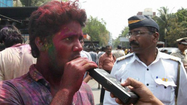 ಕುಡಿದು ವಾಹನ ಏರಿದವರಿಗೆ ದಂಡ ಹಾಕಿ ಮತ್ತಿಳಿಸಿದ ಬೆಂಗಳೂರು ಪೊಲೀಸರು