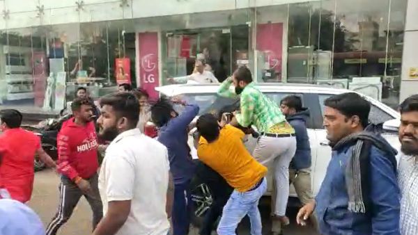 ವಿಡಿಯೋ: ಬಿಜೆಪಿ-ಕಾಂಗ್ರೆಸ್ ವಿದ್ಯಾರ್ಥಿ ಘಟಕಗಳ ಬೀದಿ ಕಾಳಗ, 10 ಮಂದಿಗೆ ಗಾಯ