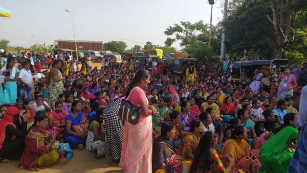 ಪಾರ್ಕಿಂಗ್ ಗಾಗಿ ಪ್ರತಿಭಟನೆಗಿಳಿದ ಬೈನರಿ ಗಾರ್ಮೆಂಟ್ಸ್ ಕಾರ್ಮಿಕರು