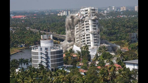 ನೋಡನೋಡುತ್ತಿದ್ದಂತೆಯೇ ಧರೆಗುರುಳಿದ ಎರಡು ಐಷಾರಾಮಿ ಅಪಾರ್ಟ್‌ಮೆಂಟ್‌ಗಳು