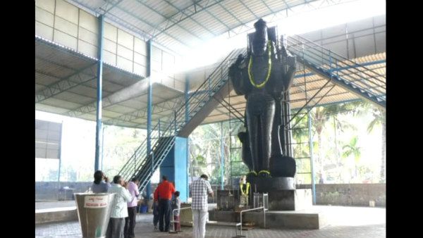 ಉಡುಪಿಯ 23 ಅಡಿ ಏಕಶಿಲಾ ಶನಿ ವಿಗ್ರಹಕ್ಕೆ ಭಕ್ತರಿಂದ ಎಳ್ಳೆಣ್ಣೆ ಅಭಿಷೇಕ