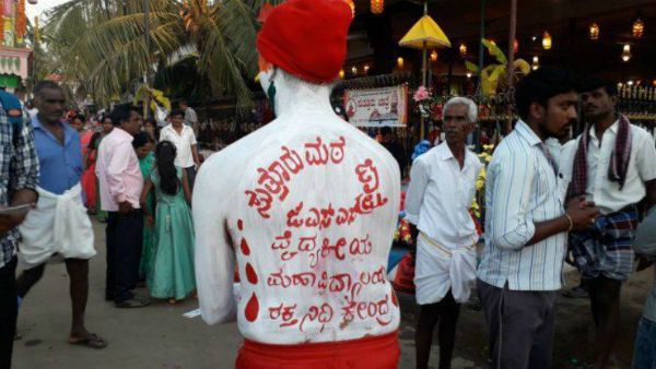 21 ವರ್ಷದಿಂದಲೂ ರಕ್ತದಾನ; ಸುತ್ತೂರು ಜಾತ್ರೆಯಲ್ಲಿ ಗಮನ ಸೆಳೆದ ವ್ಯಕ್ತಿ