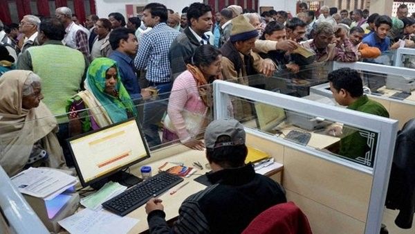 ಗಾಬರಿಬಿದ್ದ ಜನ ಒಂದೇ ದಿನದಲ್ಲಿ ಕೋಟಿ ರೂಪಾಯಿ ಡ್ರಾ ಮಾಡಿದರು