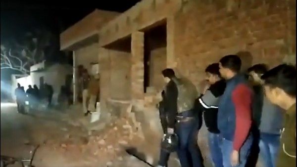 ಮಕ್ಕಳ ಒತ್ತೆ ಪ್ರಕರಣ: ಆರೋಪಿ ಹೆಂಡತಿಯನ್ನು ಕಲ್ಲು ಹೊಡೆದು ಕೊಂದ ಜನ