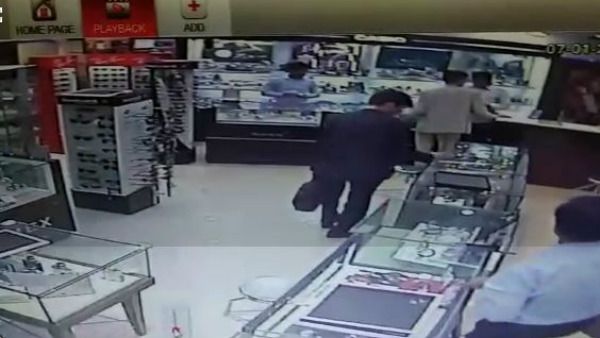 ದುಬಾರಿ ವಾಚ್ ಎಗರಿಸಲು ಸೂಟುಬೂಟಲ್ಲಿ ಬಂದ ಹೈಟೆಕ್ ಕಳ್ಳರು