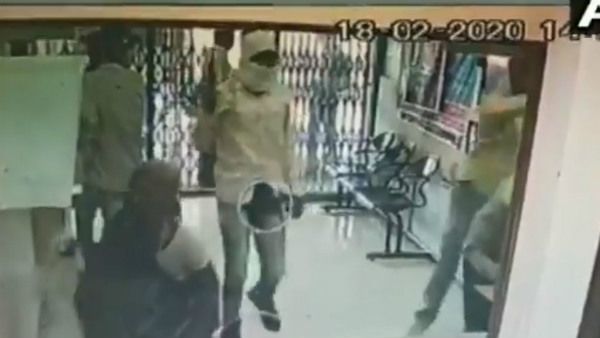 Video: ಬ್ಯಾಂಕ್ ಲೂಟಿಗೆ ಬಂದು, ಸೈರನ್ ಸೌಂಡ್ ಗೆ ಕಾಲ್ಕಿತ್ತ ಭೂಪ