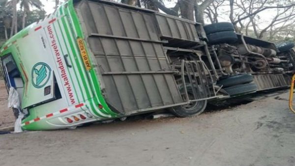 ಹುಣಸೂರಿನಲ್ಲಿ ಬಸ್ ಅಪಘಾತ; ಮಹಿಳೆ ಸಾವು, 12 ಮಂದಿಗೆ ಗಾಯ