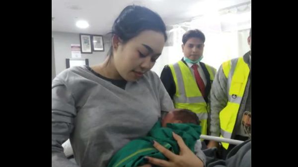 ಹಾರುತ್ತಿದ್ದ ವಿಮಾನದಲ್ಲೇ ಮಗುವಿಗೆ ಜನ್ಮ ಕೊಟ್ಟ ತಾಯಿ