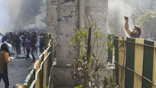 ದೆಹಲಿ ಹಿಂಸಾಚಾರಿಗಳಿಗೆ ಪಿಸ್ತೂಲ್ ಸಿಕ್ಕಿದ್ದು ಹೇಗೆ? ಸ್ಫೋಟಕ ಮಾಹಿತಿ