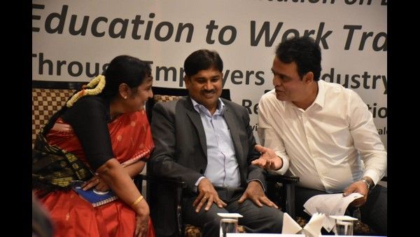 'ಉದ್ಯೋಗಕ್ಕಾಗಿ ಯಾರ ಕಾಲು ಹಿಡಿಯ ಬಾರದು'