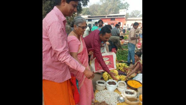 ಜಮಖಂಡಿಯಲ್ಲಿ ವಾರದ ಸಂತೆಗೆ ಬಂದು ತರಕಾರಿ ಖರೀದಿಸಿದ ಸುಧಾಮೂರ್ತಿ
