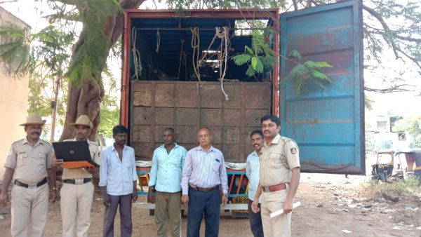 ರಾಮನಗರದಲ್ಲಿ ಕಸಾಯಿಖಾನೆಗೆ ಅಕ್ರಮ ಗೋವು ಸಾಗಾಟ: ಇಬ್ಬರ ಬಂಧನ