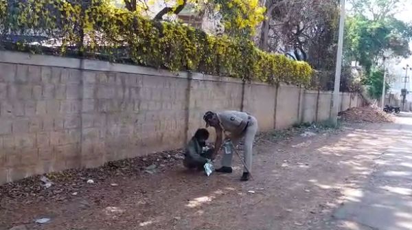 ವಿಡಿಯೋ: ಕೋಲಾರದಲ್ಲಿ ಮಾನಸಿಕ ಅಸ್ವಸ್ಥನಿಗೆ ಅನ್ನ ಕೊಟ್ಟ ಪೊಲೀಸ್