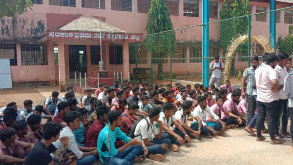 ಹೆಬ್ರಿ ಕಾಲೇಜು ವಿದ್ಯಾರ್ಥಿ ನೇಣಿಗೆ ಶರಣಾದ ಬೆನ್ನಲ್ಲೇ ಪ್ರತಿಭಟನೆ