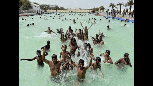 ಖಾಸಗಿ ಅಪಾರ್ಟ್ಮೆಂಟ್ ಈಜುಕೊಳಕ್ಕೂ ನುಗ್ಗಿದ ಕೊರೊನಾ ಭೀತಿ!