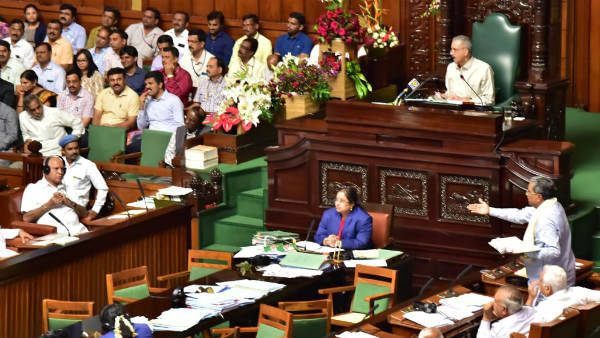 ಬಿ ಎಸ್ ವೈ ಎದುರೆ ಸಿದ್ದರಾಮಯ್ಯರನ್ನು ಹೊಗಳಿದ ಕುಮಾರಸ್ವಾಮಿ