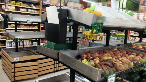 ಮಾಲ್‌ಗಳಲ್ಲಿದ್ದ ಹಣ್ಣು-ಹಂಪಲು, ತರಕಾರಿ ಖಾಲಿ, ನಾಳೆ ಬಗ್ಗೆ ಗೊತ್ತಿಲ್ಲ!